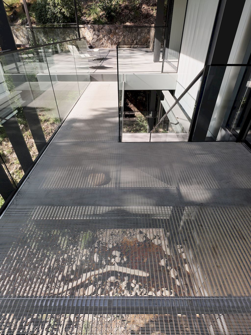 Suspension house with classic modern aesthetic by Fougeron Architecture 28