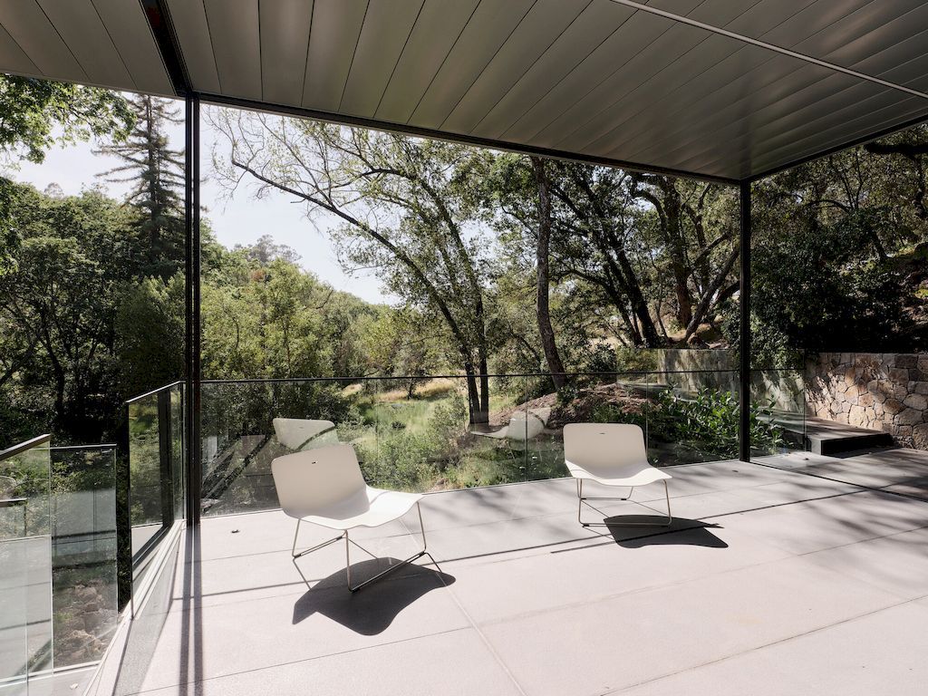 Suspension house with classic modern aesthetic by Fougeron Architecture 30