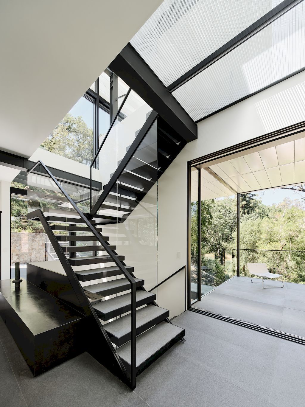 Suspension house with classic modern aesthetic by Fougeron Architecture 32
