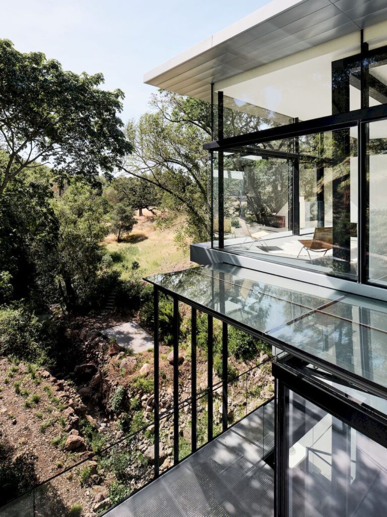 Suspension house with classic modern aesthetic by Fougeron Architecture 33