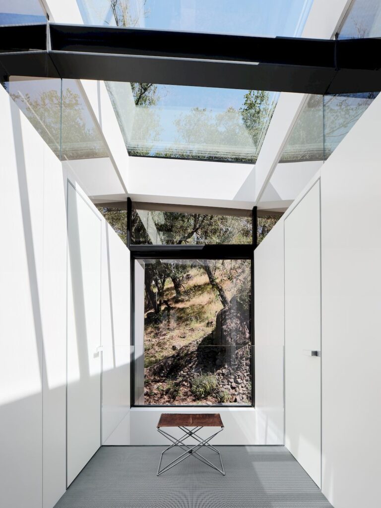 Suspension house with classic modern aesthetic by Fougeron Architecture 35
