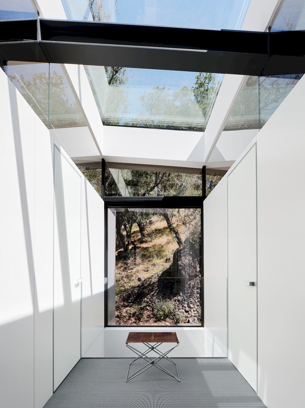 Suspension house with classic modern aesthetic by Fougeron Architecture 35