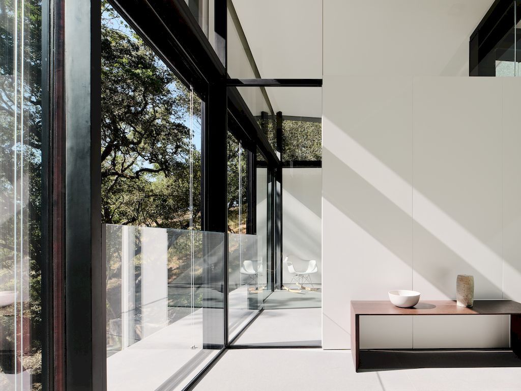 Suspension house with classic modern aesthetic by Fougeron Architecture 37