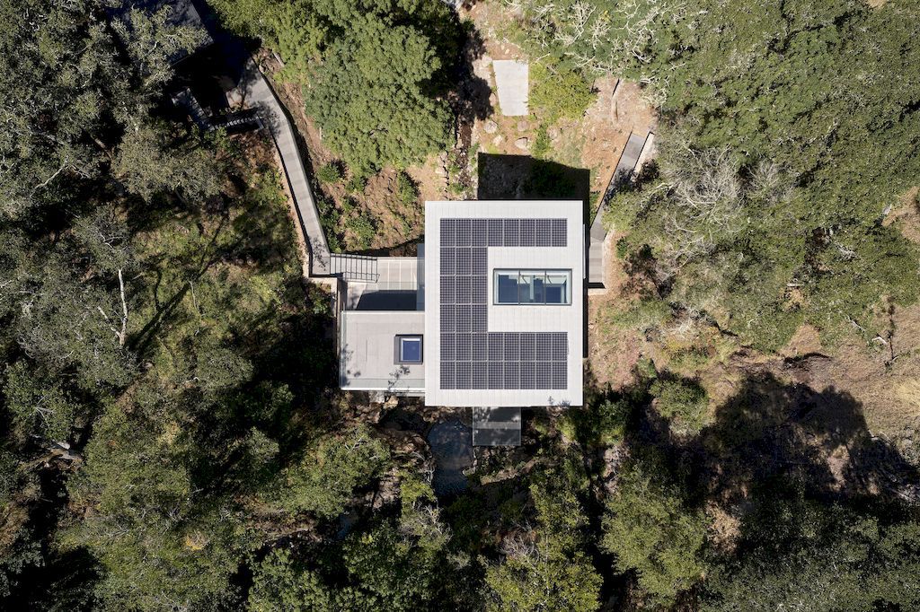 Suspension house with classic modern aesthetic by Fougeron Architecture 39