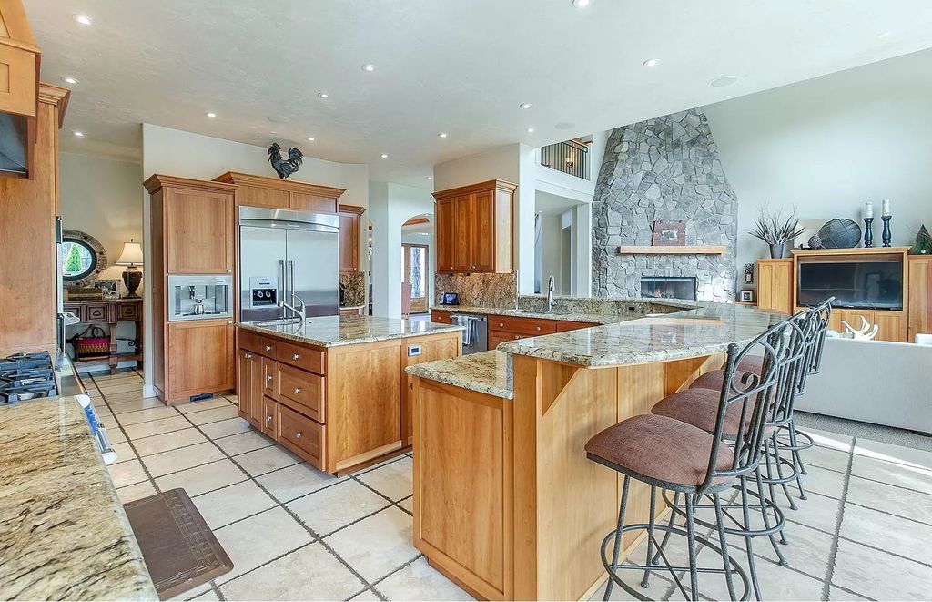 The Estate in Eugene is a luxurious home with open floor plan and expansive windows to bring the outside in now available for sale. This home located at 90896 Diamond Ridge Loop, Eugene, Oregon; offering 04 bedrooms and 06 bathrooms with 6,543 square feet of living spaces.
