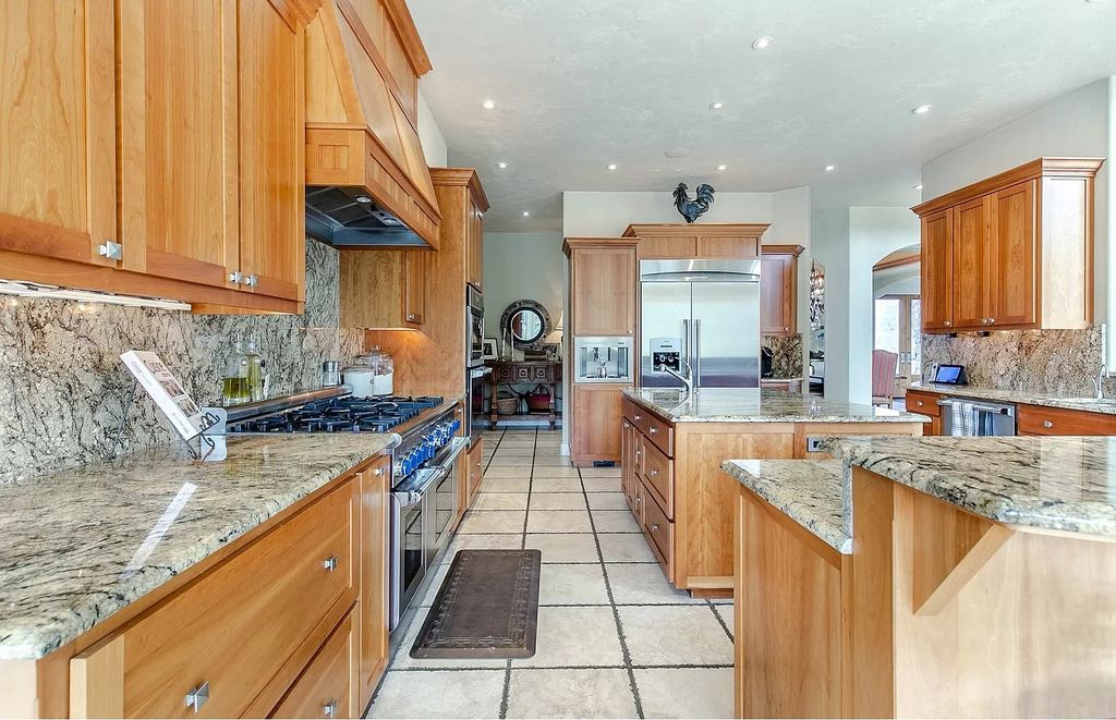 The Estate in Eugene is a luxurious home with open floor plan and expansive windows to bring the outside in now available for sale. This home located at 90896 Diamond Ridge Loop, Eugene, Oregon; offering 04 bedrooms and 06 bathrooms with 6,543 square feet of living spaces.