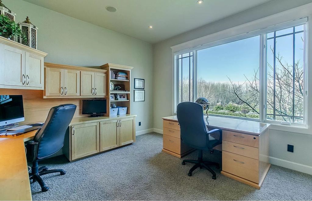 The Estate in Eugene is a luxurious home with open floor plan and expansive windows to bring the outside in now available for sale. This home located at 90896 Diamond Ridge Loop, Eugene, Oregon; offering 04 bedrooms and 06 bathrooms with 6,543 square feet of living spaces.