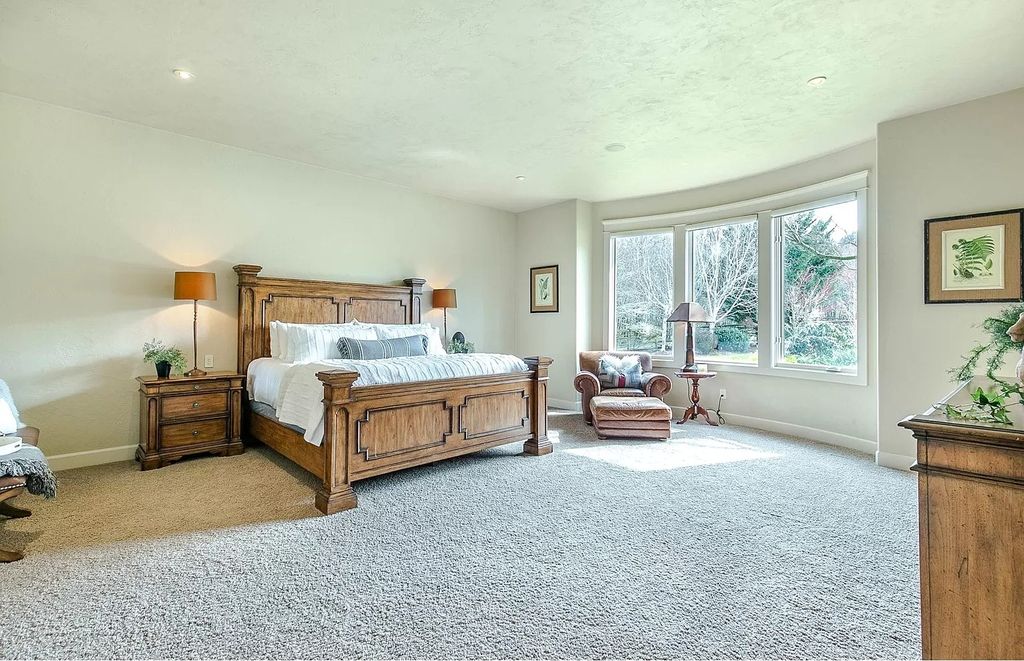 The Estate in Eugene is a luxurious home with open floor plan and expansive windows to bring the outside in now available for sale. This home located at 90896 Diamond Ridge Loop, Eugene, Oregon; offering 04 bedrooms and 06 bathrooms with 6,543 square feet of living spaces.