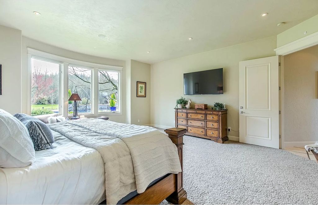 The Estate in Eugene is a luxurious home with open floor plan and expansive windows to bring the outside in now available for sale. This home located at 90896 Diamond Ridge Loop, Eugene, Oregon; offering 04 bedrooms and 06 bathrooms with 6,543 square feet of living spaces.