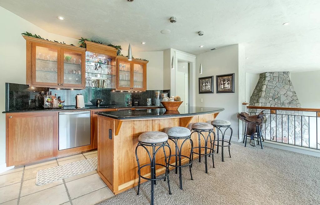 The Estate in Eugene is a luxurious home with open floor plan and expansive windows to bring the outside in now available for sale. This home located at 90896 Diamond Ridge Loop, Eugene, Oregon; offering 04 bedrooms and 06 bathrooms with 6,543 square feet of living spaces.