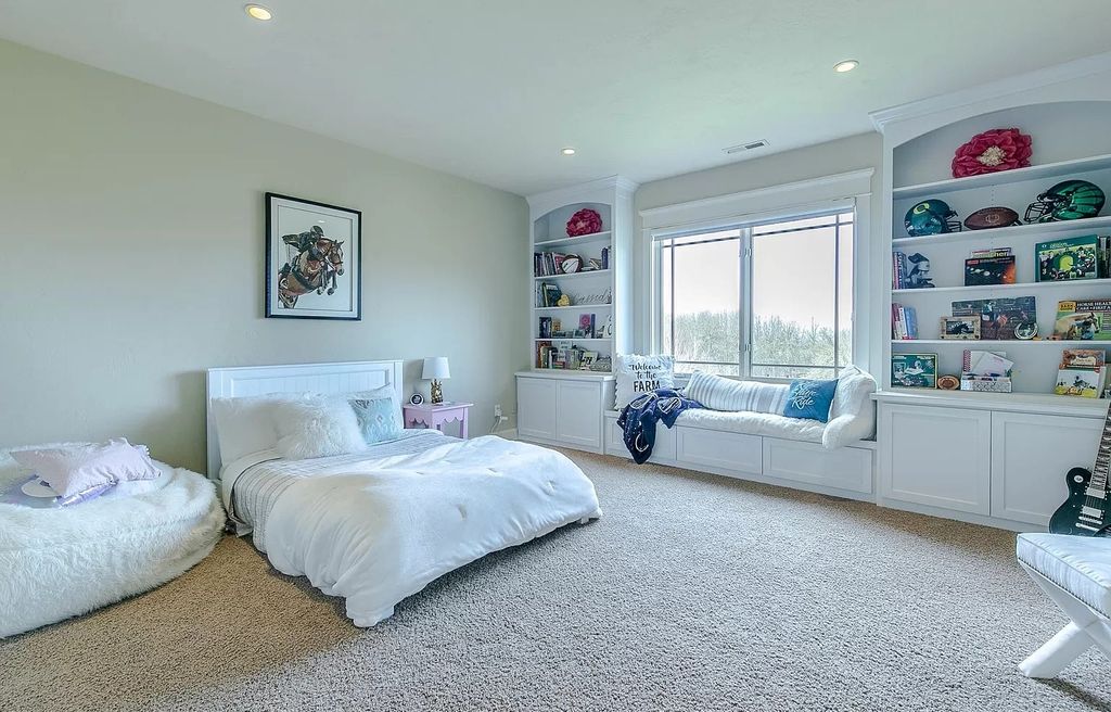 The Estate in Eugene is a luxurious home with open floor plan and expansive windows to bring the outside in now available for sale. This home located at 90896 Diamond Ridge Loop, Eugene, Oregon; offering 04 bedrooms and 06 bathrooms with 6,543 square feet of living spaces.