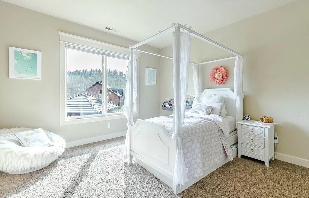 The Estate in Eugene is a luxurious home with open floor plan and expansive windows to bring the outside in now available for sale. This home located at 90896 Diamond Ridge Loop, Eugene, Oregon; offering 04 bedrooms and 06 bathrooms with 6,543 square feet of living spaces.