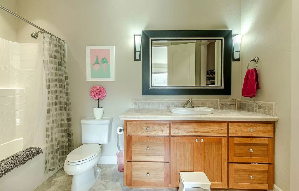 The Estate in Eugene is a luxurious home with open floor plan and expansive windows to bring the outside in now available for sale. This home located at 90896 Diamond Ridge Loop, Eugene, Oregon; offering 04 bedrooms and 06 bathrooms with 6,543 square feet of living spaces.