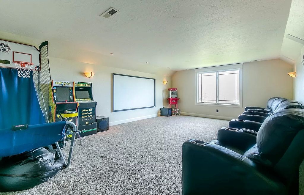 The Estate in Eugene is a luxurious home with open floor plan and expansive windows to bring the outside in now available for sale. This home located at 90896 Diamond Ridge Loop, Eugene, Oregon; offering 04 bedrooms and 06 bathrooms with 6,543 square feet of living spaces.