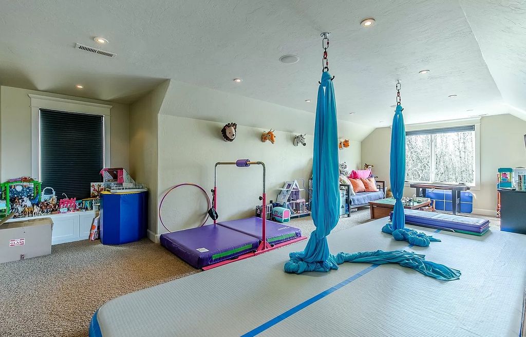 The Estate in Eugene is a luxurious home with open floor plan and expansive windows to bring the outside in now available for sale. This home located at 90896 Diamond Ridge Loop, Eugene, Oregon; offering 04 bedrooms and 06 bathrooms with 6,543 square feet of living spaces.