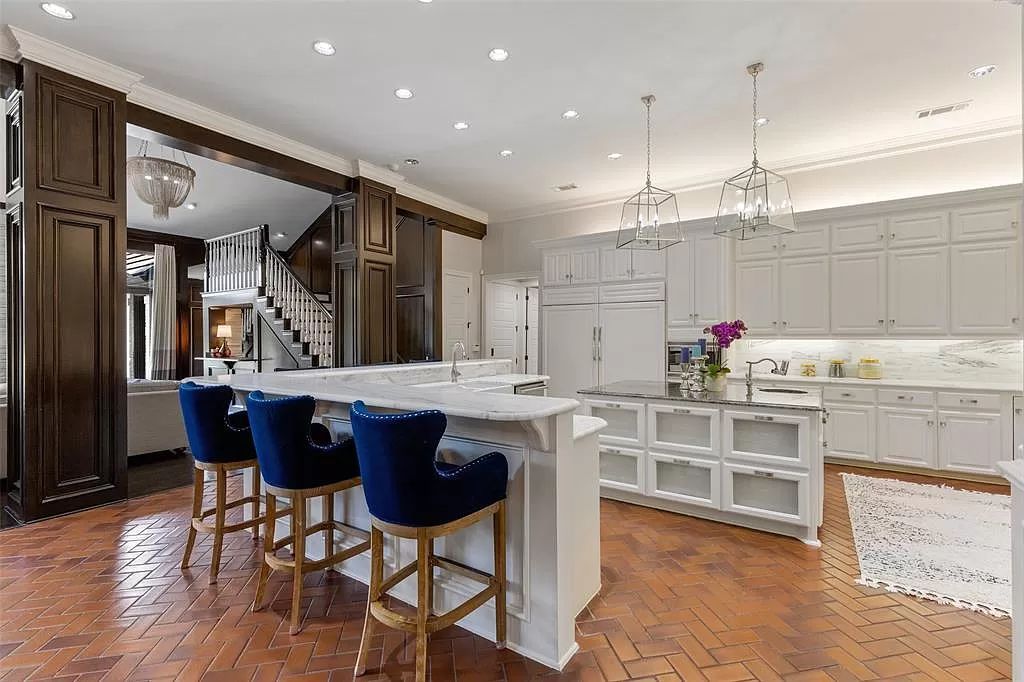 The Home in Dallas, a glamorous traditional estate with the finest materials set on 1.14 acres of resort-like grounds in highly sought-after Preston Hollow is now available for sale. This home located at 10010 Lennox Ln, Dallas, Texas