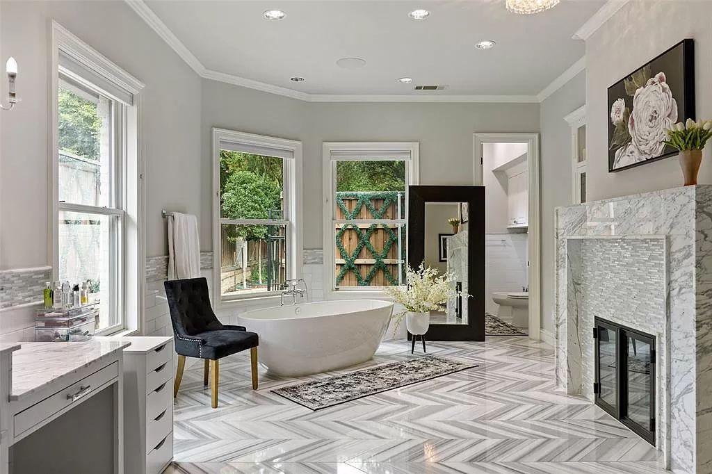 The Home in Dallas, a glamorous traditional estate with the finest materials set on 1.14 acres of resort-like grounds in highly sought-after Preston Hollow is now available for sale. This home located at 10010 Lennox Ln, Dallas, Texas