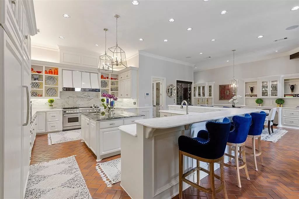 The Home in Dallas, a glamorous traditional estate with the finest materials set on 1.14 acres of resort-like grounds in highly sought-after Preston Hollow is now available for sale. This home located at 10010 Lennox Ln, Dallas, Texas