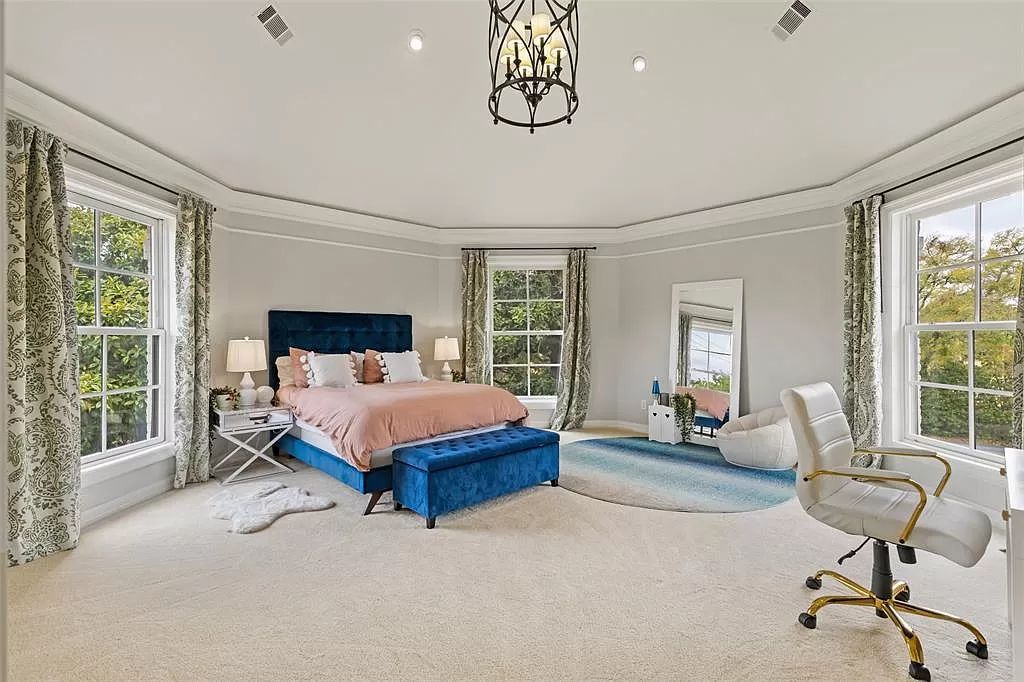 The Home in Dallas, a glamorous traditional estate with the finest materials set on 1.14 acres of resort-like grounds in highly sought-after Preston Hollow is now available for sale. This home located at 10010 Lennox Ln, Dallas, Texas