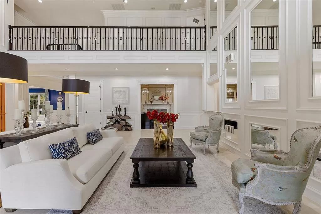 The Home in Dallas, a glamorous traditional estate with the finest materials set on 1.14 acres of resort-like grounds in highly sought-after Preston Hollow is now available for sale. This home located at 10010 Lennox Ln, Dallas, Texas