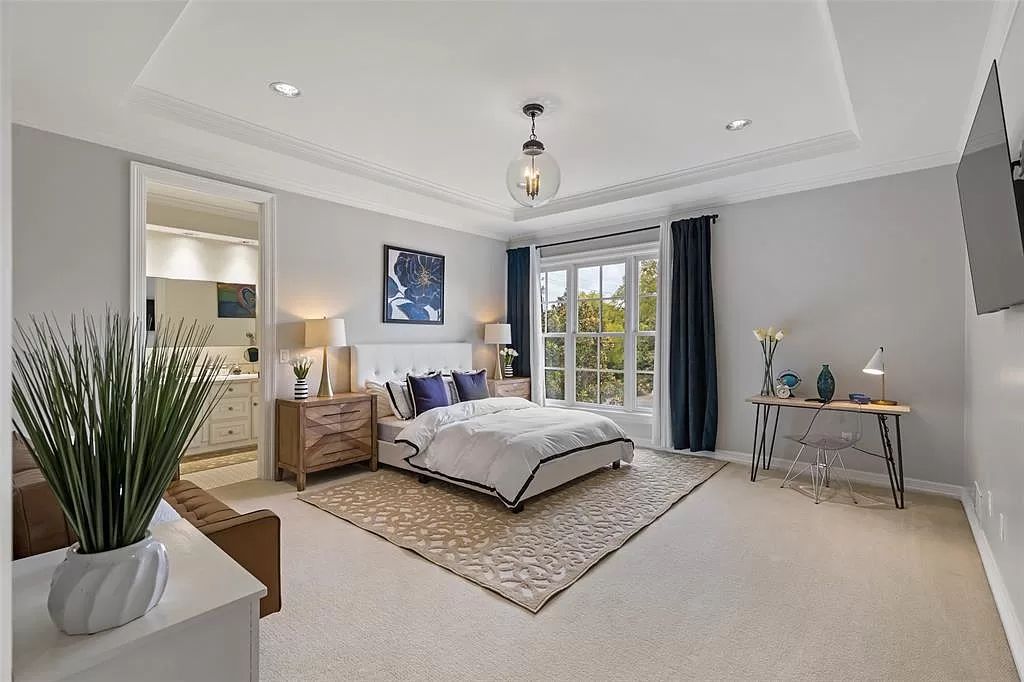 The Home in Dallas, a glamorous traditional estate with the finest materials set on 1.14 acres of resort-like grounds in highly sought-after Preston Hollow is now available for sale. This home located at 10010 Lennox Ln, Dallas, Texas