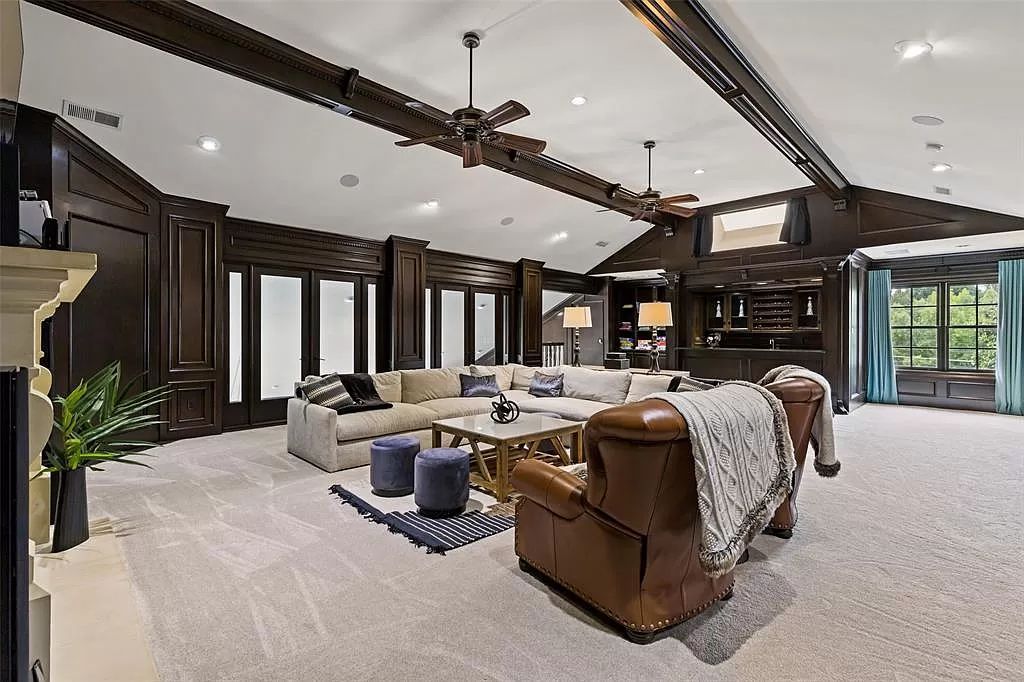 The Home in Dallas, a glamorous traditional estate with the finest materials set on 1.14 acres of resort-like grounds in highly sought-after Preston Hollow is now available for sale. This home located at 10010 Lennox Ln, Dallas, Texas