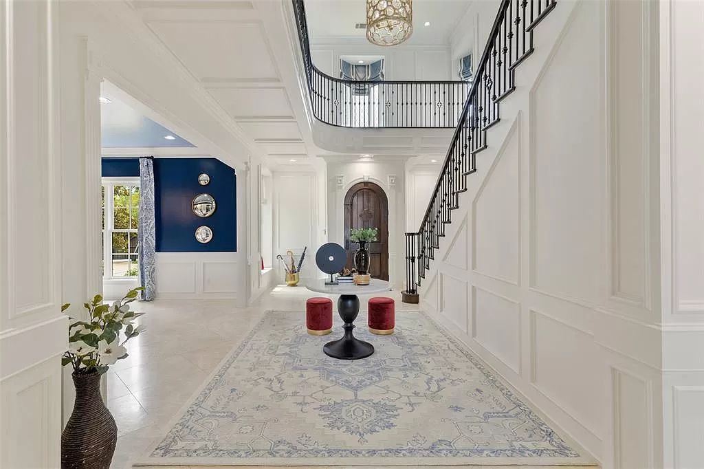The Home in Dallas, a glamorous traditional estate with the finest materials set on 1.14 acres of resort-like grounds in highly sought-after Preston Hollow is now available for sale. This home located at 10010 Lennox Ln, Dallas, Texas