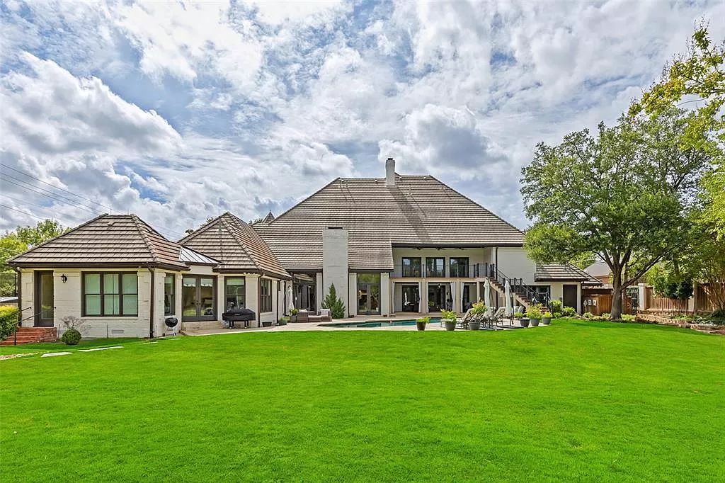 The Home in Dallas, a glamorous traditional estate with the finest materials set on 1.14 acres of resort-like grounds in highly sought-after Preston Hollow is now available for sale. This home located at 10010 Lennox Ln, Dallas, Texas