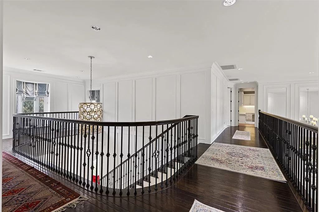 The Home in Dallas, a glamorous traditional estate with the finest materials set on 1.14 acres of resort-like grounds in highly sought-after Preston Hollow is now available for sale. This home located at 10010 Lennox Ln, Dallas, Texas