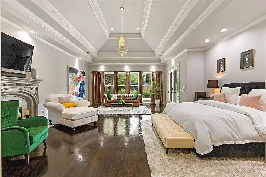 The Home in Dallas, a glamorous traditional estate with the finest materials set on 1.14 acres of resort-like grounds in highly sought-after Preston Hollow is now available for sale. This home located at 10010 Lennox Ln, Dallas, Texas