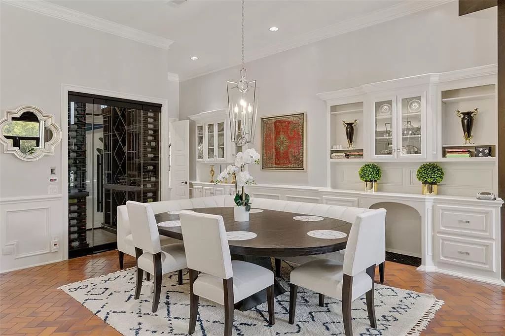The Home in Dallas, a glamorous traditional estate with the finest materials set on 1.14 acres of resort-like grounds in highly sought-after Preston Hollow is now available for sale. This home located at 10010 Lennox Ln, Dallas, Texas