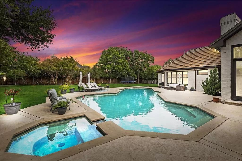 The Home in Dallas, a glamorous traditional estate with the finest materials set on 1.14 acres of resort-like grounds in highly sought-after Preston Hollow is now available for sale. This home located at 10010 Lennox Ln, Dallas, Texas
