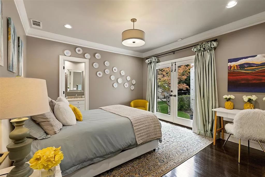 The Home in Dallas, a glamorous traditional estate with the finest materials set on 1.14 acres of resort-like grounds in highly sought-after Preston Hollow is now available for sale. This home located at 10010 Lennox Ln, Dallas, Texas