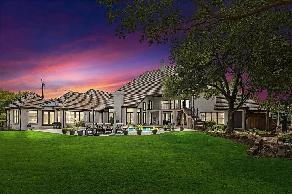 The Home in Dallas, a glamorous traditional estate with the finest materials set on 1.14 acres of resort-like grounds in highly sought-after Preston Hollow is now available for sale. This home located at 10010 Lennox Ln, Dallas, Texas