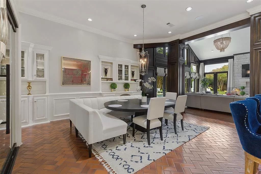 The Home in Dallas, a glamorous traditional estate with the finest materials set on 1.14 acres of resort-like grounds in highly sought-after Preston Hollow is now available for sale. This home located at 10010 Lennox Ln, Dallas, Texas