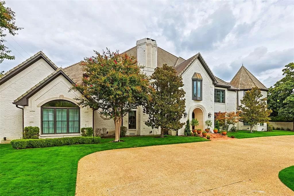 The Home in Dallas, a glamorous traditional estate with the finest materials set on 1.14 acres of resort-like grounds in highly sought-after Preston Hollow is now available for sale. This home located at 10010 Lennox Ln, Dallas, Texas
