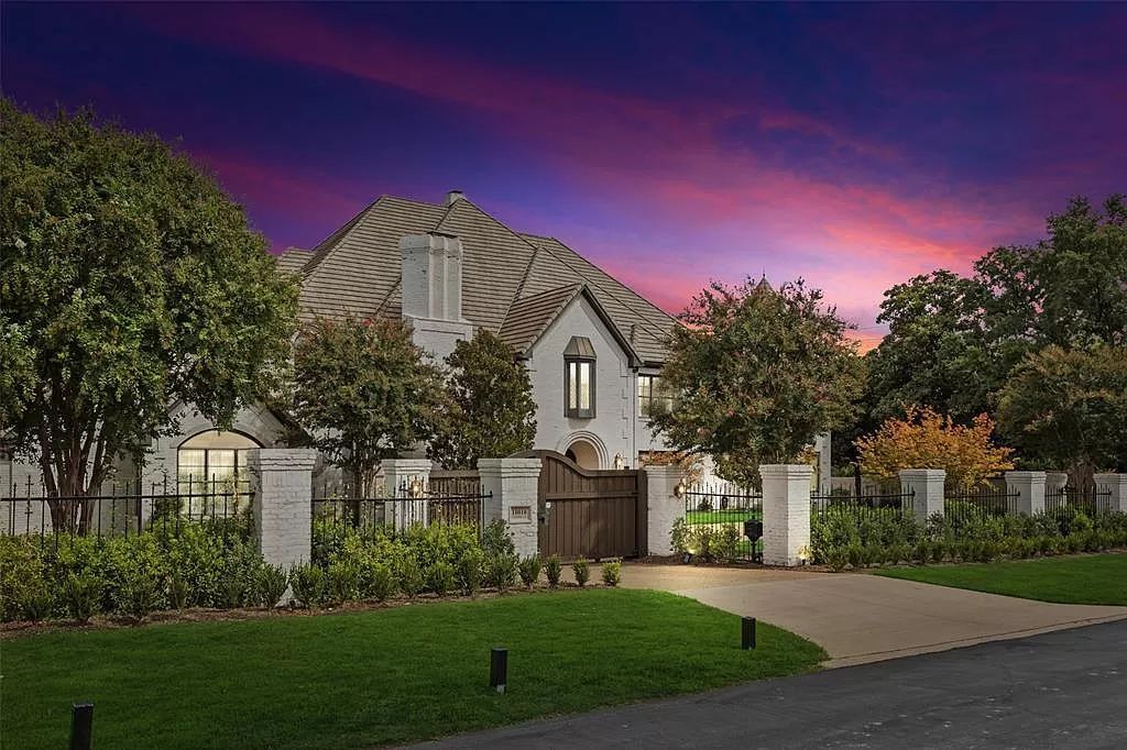The Home in Dallas, a glamorous traditional estate with the finest materials set on 1.14 acres of resort-like grounds in highly sought-after Preston Hollow is now available for sale. This home located at 10010 Lennox Ln, Dallas, Texas