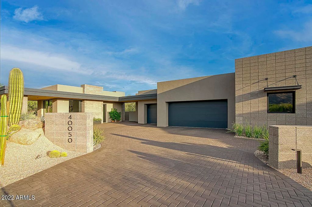 The Scottsdale Home, a contemporary property in Desert Mountain completed in 2020 by Blackstone Homes with interiors done by Ownby Design is now available for sale. This home located at 40050 N 107th St, Scottsdale, Arizona