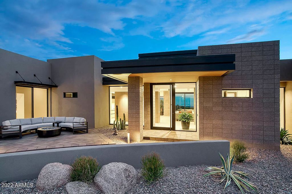 The Scottsdale Home, a contemporary property in Desert Mountain completed in 2020 by Blackstone Homes with interiors done by Ownby Design is now available for sale. This home located at 40050 N 107th St, Scottsdale, Arizona