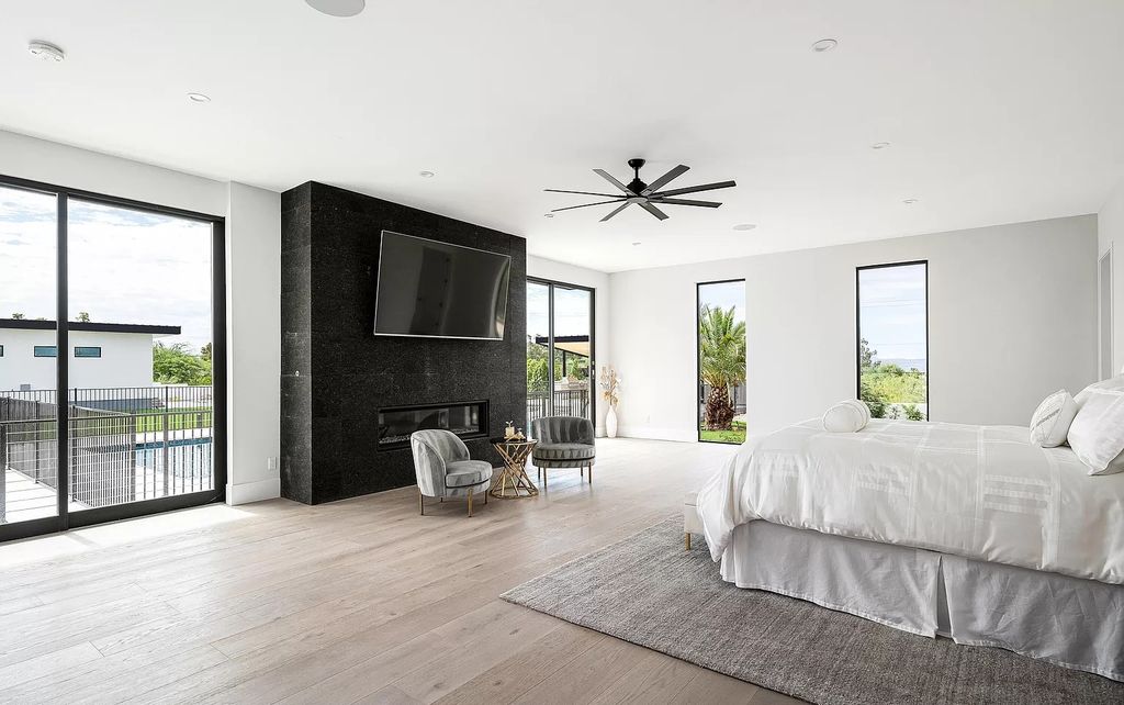 The Home in Phoenix, a magnificent custom remodel home built by Avomos with the lavish backyard entertainment grounds including a cabana and multiple sitting areas is now available for sale. This home located at 4951 E Rockridge Rd, Phoenix, Arizona