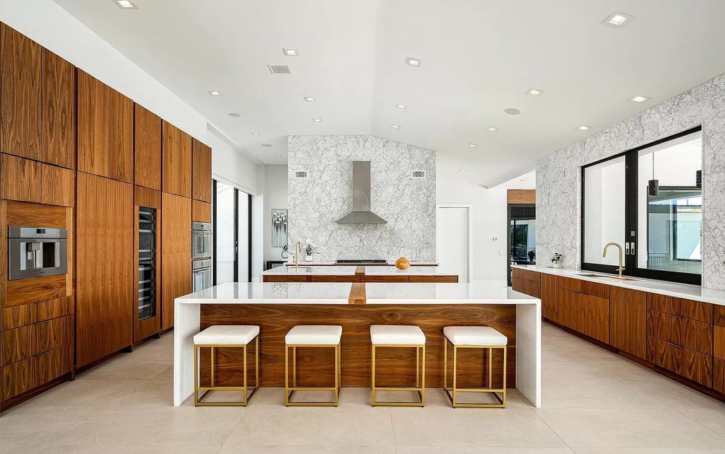 The Home in Phoenix, a magnificent custom remodel home built by Avomos with the lavish backyard entertainment grounds including a cabana and multiple sitting areas is now available for sale. This home located at 4951 E Rockridge Rd, Phoenix, Arizona