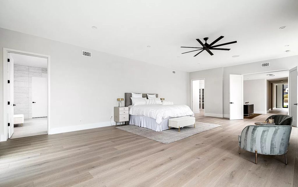The Home in Phoenix, a magnificent custom remodel home built by Avomos with the lavish backyard entertainment grounds including a cabana and multiple sitting areas is now available for sale. This home located at 4951 E Rockridge Rd, Phoenix, Arizona