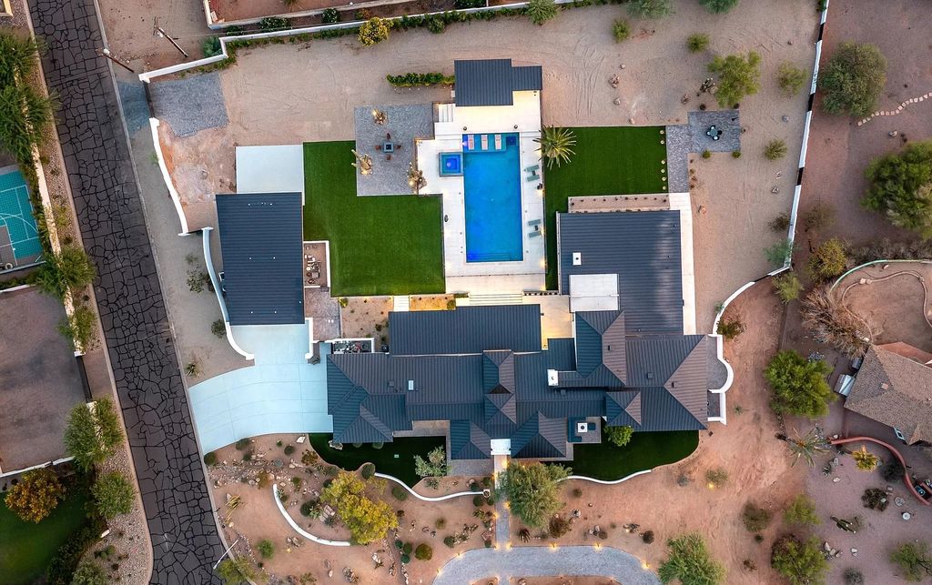 The Home in Phoenix, a magnificent custom remodel home built by Avomos with the lavish backyard entertainment grounds including a cabana and multiple sitting areas is now available for sale. This home located at 4951 E Rockridge Rd, Phoenix, Arizona