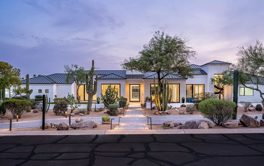 The Home in Phoenix, a magnificent custom remodel home built by Avomos with the lavish backyard entertainment grounds including a cabana and multiple sitting areas is now available for sale. This home located at 4951 E Rockridge Rd, Phoenix, Arizona