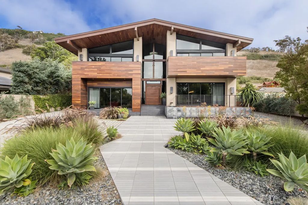 The Home in Palos Verdes Estate, an extraordinary custom estate with an expansive eco-friendly motor court and uniquely designed accents offering spectacular views of Santa Monica bay is now available for sale. This home located at 1328 Palos Verdes Dr W, Palos Verdes Peninsula, California offers 7 bedrooms and 8 bathrooms with over 8,000 square feet of living spaces.