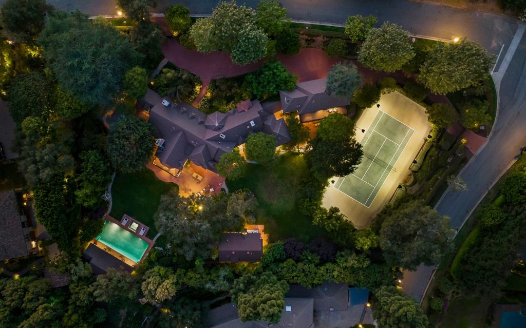 The Estate in Pacific Palisades, a newly renovated home on a double lot comprised of nearly 1.4 acres with park-like grounds that include an incredible pool and spa, cabana, guest house, expansive yard and tennis court is now available for sale. This home located at 1575 Capri Dr, Pacific Palisades, California