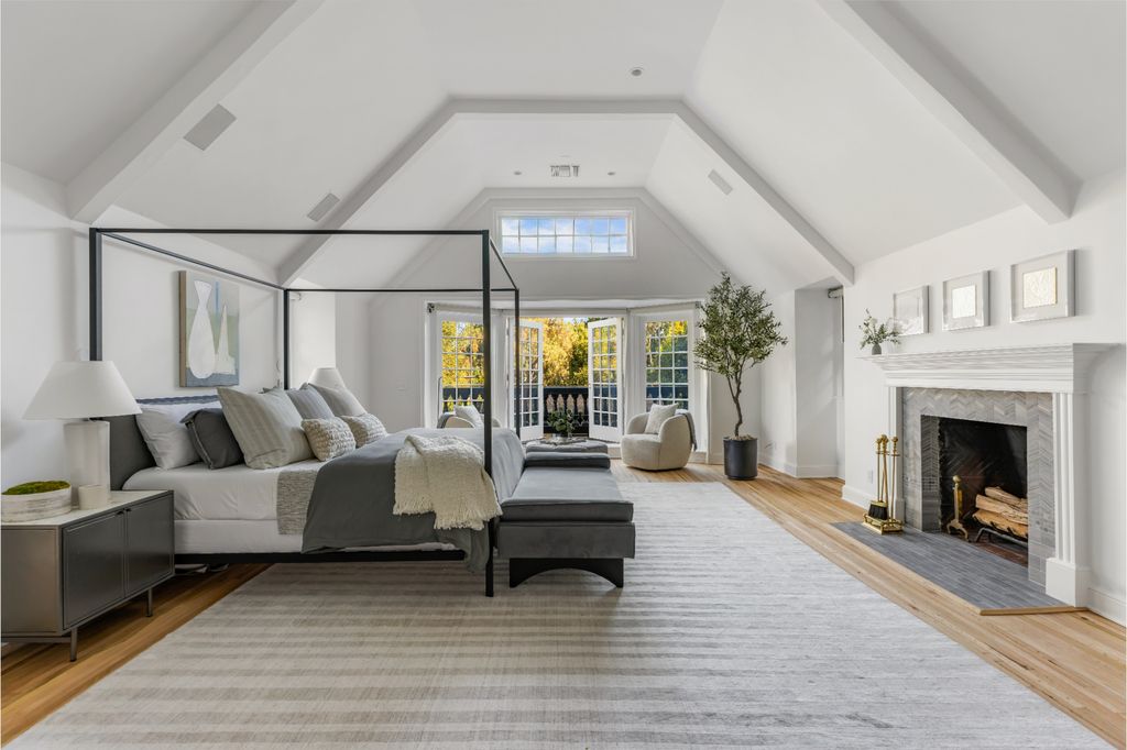 The Estate in Pacific Palisades, a newly renovated home on a double lot comprised of nearly 1.4 acres with park-like grounds that include an incredible pool and spa, cabana, guest house, expansive yard and tennis court is now available for sale. This home located at 1575 Capri Dr, Pacific Palisades, California