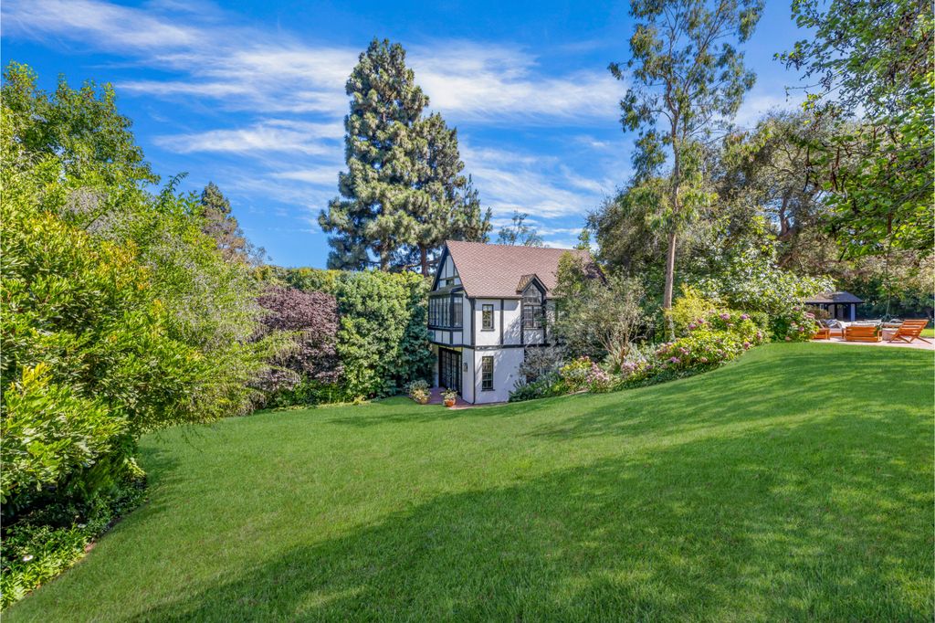The Estate in Pacific Palisades, a newly renovated home on a double lot comprised of nearly 1.4 acres with park-like grounds that include an incredible pool and spa, cabana, guest house, expansive yard and tennis court is now available for sale. This home located at 1575 Capri Dr, Pacific Palisades, California