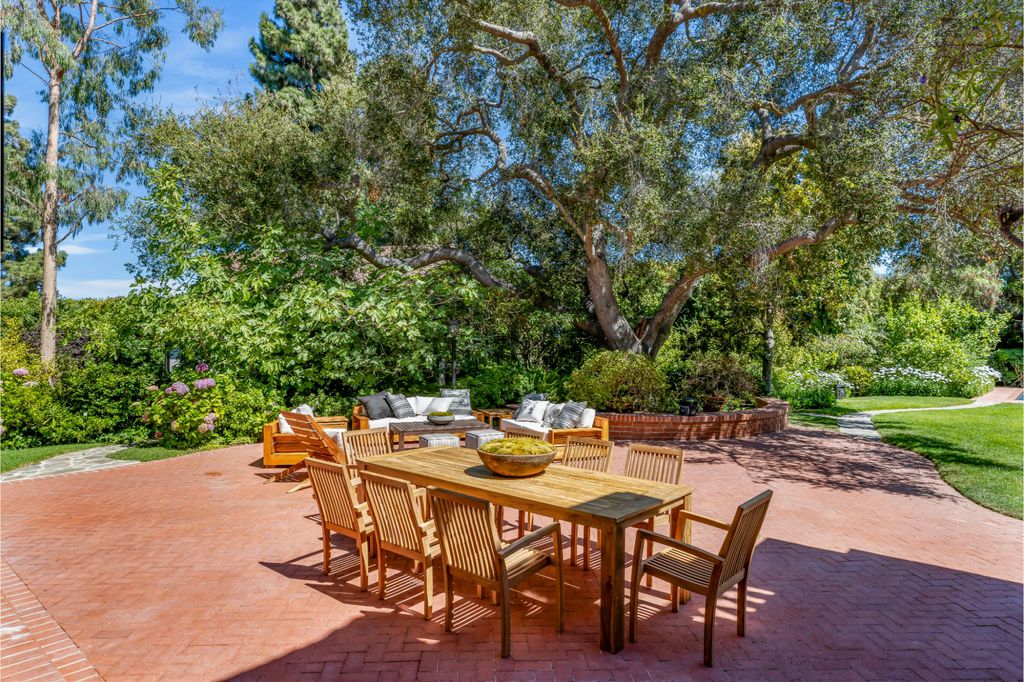 The Estate in Pacific Palisades, a newly renovated home on a double lot comprised of nearly 1.4 acres with park-like grounds that include an incredible pool and spa, cabana, guest house, expansive yard and tennis court is now available for sale. This home located at 1575 Capri Dr, Pacific Palisades, California