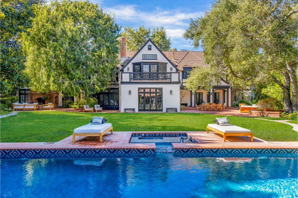 The Estate in Pacific Palisades, a newly renovated home on a double lot comprised of nearly 1.4 acres with park-like grounds that include an incredible pool and spa, cabana, guest house, expansive yard and tennis court is now available for sale. This home located at 1575 Capri Dr, Pacific Palisades, California